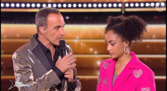 
C'est un triste constat : celui de la déception, très évidente, de Candice.
Candice et Nikos Aliagas lors du 9e prime de la Star Academy 2023 sur TF1 le 30 décembre 2023.