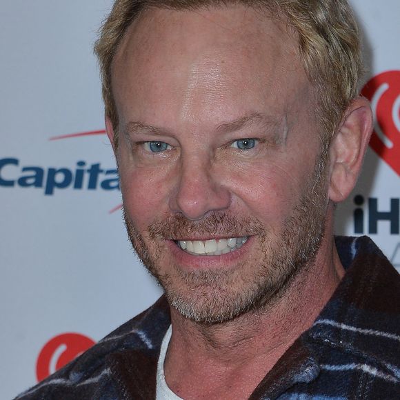 En effet, celui qui incarnait l'inoubliable Steve Sanders, a été pris à partie par un gang de motards dans les rues de Los Angeles, rapport ce mardi 2 janvier, le site de TMZ. 
Ian Ziering à la soirée iHeartRadio 102.7 KIIS FM's Jingle Ball 2023 au Kia Forum à Los Angeles, Californie, Etats-Unis, le 1er décembre 2023.