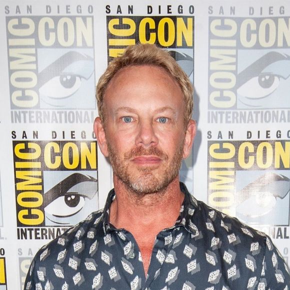 Des motards, qui se faufilent dans la circulation, ou le véhicule de l'acteur se trouve, s'en prennent à ce dernier. On peut alors voir Ian Ziering sortir de sa voiture après qu'un des motards a apparemment attiré son attention. 
 Ian Ziering à San Diego