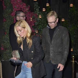 Ian Ziering avec une inconnue à la sortie du restaurant "CatchSteak" à Los Angeles, le 21 février 2023.