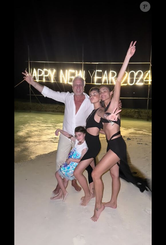 Maëva, la jeune compagne de David Ginola, avec l'ex-footballeur et leur fille aux Maldives.


