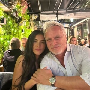David Ginola et sa compagne Maëva enlacés au restaurant. Photo publiée en story sur Instagram, le 13 octobre 2023.