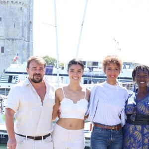 Ses parents sont incarnés par Thierry Godard et Mata Gabin
Thierry Godard, Esther Rollande, Sonia Rolland, Mata Gabin - Photocall du film "Un destin inattendu" lors de la 25ème édition du Festival de la Fiction de la Rochelle. Le 13 septembre 2023 © Denis Guignebourg / Bestimage