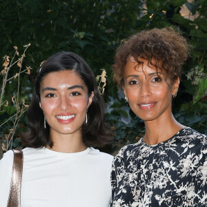 Pour l'interpréter, elle a fait confiance à la jeune actrice Esther Rollande, alias Nadia, une jeune métisse qui va nous faire découvrir le concours de beauté de l'intérieur.
Esther Rollande et Sonia Rolland - Cocktail des nommés du Festival de la fiction de La Rochelle dans l'hôtel particulier de la SACD à Paris le 05 septembre 2023. © Coadic Guirec/Bestimage