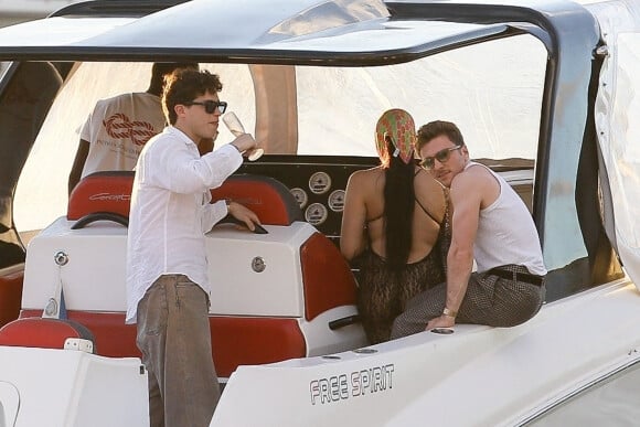 Rocco et Lourdes se sont d'ailleurs amusés à prendre un yacht avc leurs amis. 
Madonna et ses enfants en vacances à Saint Barthélemy