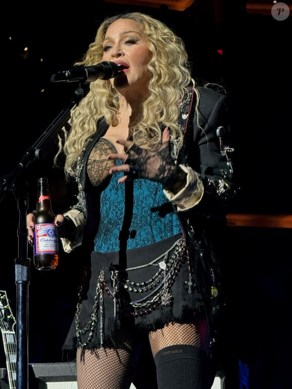 Madonna sur scène avec le Père Noël lors de son concert à New York. Le 20 décembre 2023 