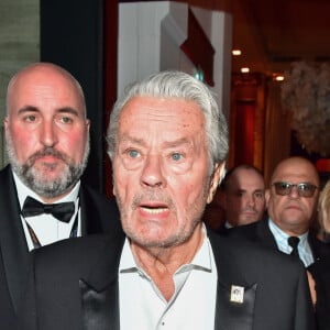 Alain Delon à la sortie de son hôtel, suivit de sa fille Anouchka Delon et son compagnon Julien Dereims, pour la cérémonie de remise de la Palme d'Or d'Honneur lors du 72ème Festival du Film de Cannes, le 19 mai 2019. ©Pierre Perusseau / Bestimage 