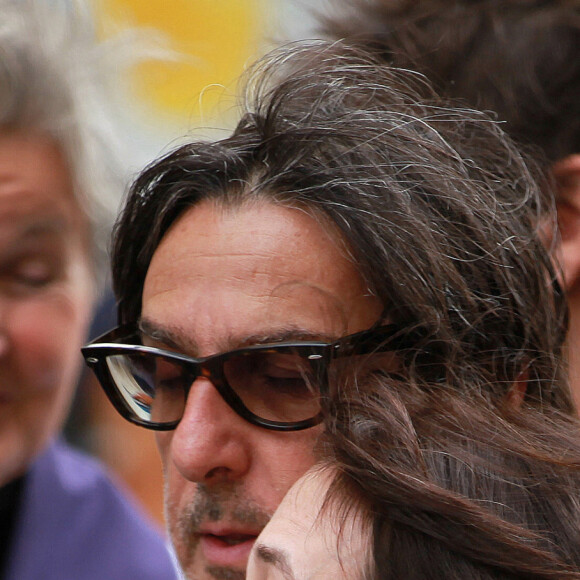 Yvan Attal et Charlotte Gainsbourg - Sorties des obsèques de Jane Birkin en l'église Saint-Roch à Paris. Le 24 juillet 2023 © Jonathan Rebboah / Panoramic / Bestimage  Funerals of the french singer Jane Birkin at Saint-Roch's church in Paris. On July 24th 2023