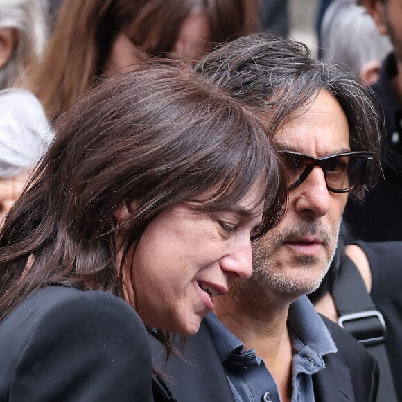 Charlotte Gainsbourg et Yvan Attal - Sorties des célébrités aux obsèques de Jane Birkin en l'église Saint-Roch à Paris. Le 24 juillet 2023 © Jacovides-KD Niko / Bestimage 