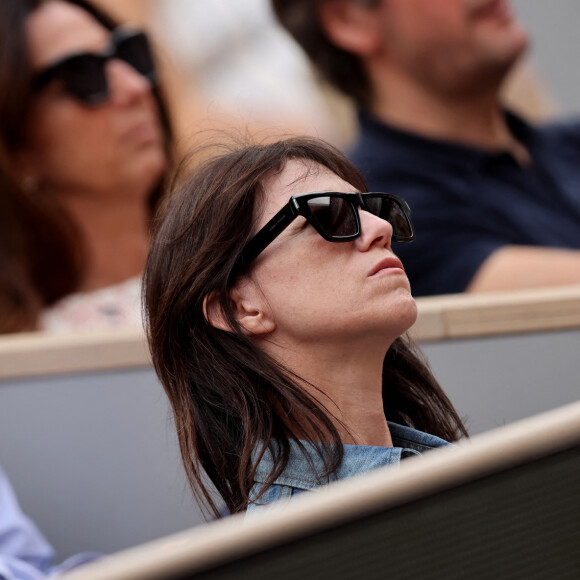 Yvan Attal et sa compagne Charlotte Gainsbourg - Célébrités en tribunes des Internationaux de France de tennis de Roland Garros 2023 à Paris le 11 juin 2023. © Jacovides-Moreau/Bestimage 