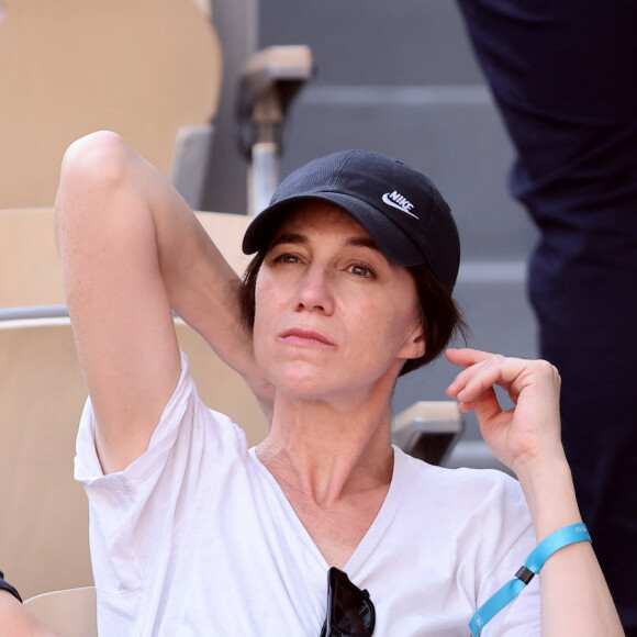 Charlotte Gainsbourg et son compagnon Yvan Attal en tribunes lors des Internationaux de France de tennis de Roland Garros 2023, à Paris, France, le 9 juin 2023. © Jacovides-Moreau/Bestimage 