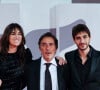 Mais le couple, malgré trois enfants, est plutôt resté discret sur leur relation.
Charlotte Gainsbourg avec son mari Yvan Attal et son fils Ben Attal à la première de "Les Choses Humaines" au 78ème Festival International du Film de Venise (Mostra), le 9 septembre 2021. 