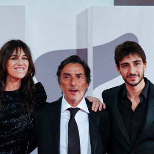 Mais le couple, malgré trois enfants, est plutôt resté discret sur leur relation.
Charlotte Gainsbourg avec son mari Yvan Attal et son fils Ben Attal à la première de "Les Choses Humaines" au 78ème Festival International du Film de Venise (Mostra), le 9 septembre 2021. 