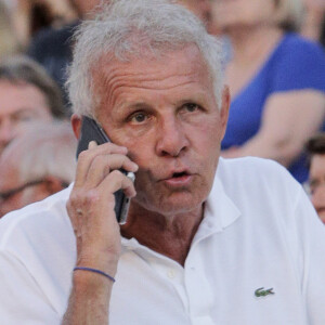 Elles sont nombreuses à avoir raconté des agressions très similaires.
Exclusif - Patrick Poivre d'Arvor (PPDA) et son fils François Chazal - People au concert de Johnny Hallyday au Vélodrome à Arcachon. © Patrick Bernard-Thibaud Moritz / Bestimage