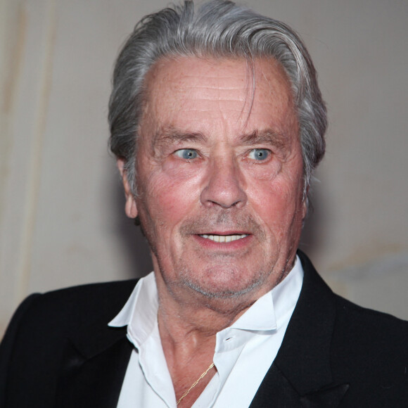 Leur père, pendant ce temps, est toujours aussi faible.
Alain Delon le 4 mai 2013 à Cannes, France.