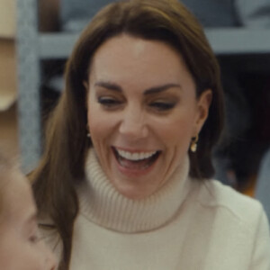 Catherine (Kate) Middleton, princesse de Galles, et ses enfants, le prince George de Galles, la princesse Charlotte de Galles, et le prince Louis de Galles, aident à préparer des sacs-cadeaux de Noël pour des familles au seuil de la pauvreté. 