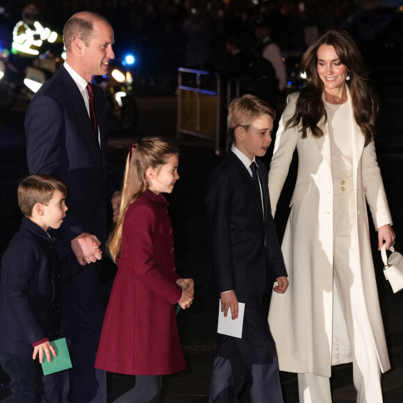 Aujourd'hui mariés avec trois enfants (George, 10 ans, Charlotte, 8 ans et Louis, 5 ans), Kate et William se sont pourtant séparés dans le passé. Une rupture que Kate pensait définitive.
Le prince William, prince de Galles,Catherine (Kate) Middleton, princesse de Galles, Le prince George de Galles,La princesse Charlotte de Galles, La princesse Charlotte de Galles - Traditionnel concert de Noël "Together At Christmas" à l'abbaye de Westminster à Londres le 8 décembre 2023. 