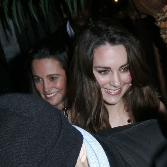 Pour se changer les idées, elle multiplie les sorties avec sa soeur Pippa. Les images font la une des magazines et font revenir William sur sa décision
Archives - Kate Middleton et sa soeur Pippa quittent le club "Mahiki" à Londres, le 1er février 2007. 