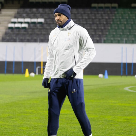 Le sélectionneur de l'équipe de France Espoirs Thierry Henry avant le match éliminatoire pour l’Euro Espoirs U21 contre l'Autriche, à Ried im Innkrei, Autriche, le 16 novembre 2023. © Imago/Panoramic/Bestimage