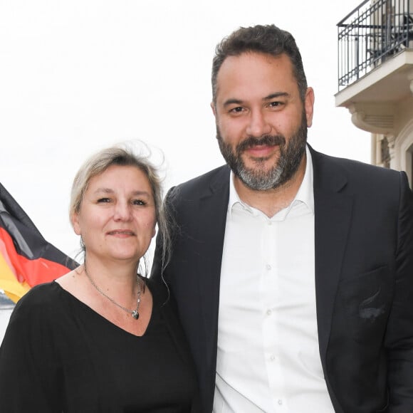 Et le journaliste y a révélé avoir rompu une sacrée promesse auprès de sa femme Catherine Fruchon...
Bruce Toussaint et sa femme Catherine lors de l'inauguration de l'hôtel Barrière Le Grand Hôtel Dinard, après cinq mois de rénovation, à Dinard, France, le 15 juin 2019. © Coadic Guirec/Bestimage