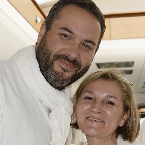 Bruce Toussaint et sa femme Catherine - La 4ème édition du "Brunch Blanc" sur le bateau "L'Excellence" à Paris, le 29 juin 2014.