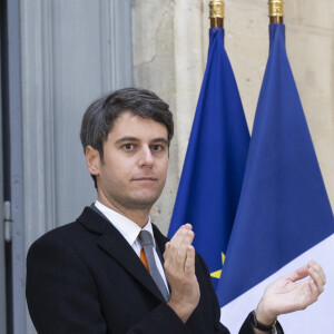 Le premier ministre Gabriel Attal - Passation de pouvoir au ministère de l'éducation nationale entre Gabriel Attal désormais premier ministre et Amélie Oudéa-Castera qui devient ministre de l'Education nationale, de la Jeunesse, des Sports et des Jeux Olympiques et Paralympiques le 12 janvier 2024. © Cyril Moreau / Bestimage