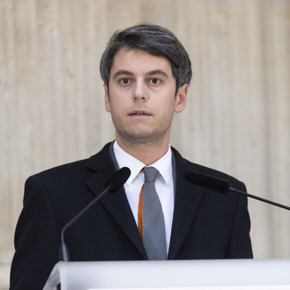 Le premier ministre Gabriel Attal - Passation de pouvoir au ministère de l'éducation nationale entre Gabriel Attal désormais premier ministre et Amélie Oudéa-Castera qui devient ministre de l'Education nationale, de la Jeunesse, des Sports et des Jeux Olympiques et Paralympiques le 12 janvier 2024. © Cyril Moreau / Bestimage