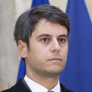 Gabriel Attal a pris la tête du gouvernement. Choisi par le président Emmanuel Macron il est devenu le plus jeune Premier ministre de l'histoire de la Ve République, à 34 ans.
Le premier ministre Gabriel Attal - Passation de pouvoir au ministère de l'éducation nationale entre Gabriel Attal désormais premier ministre et Amélie Oudéa-Castera qui devient ministre de l'Education nationale, de la Jeunesse, des Sports et des Jeux Olympiques et Paralympiques. © Cyril Moreau / Bestimage