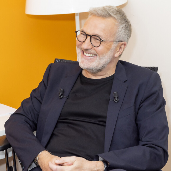 Et de compléter sans filtre : "Et honnêtement, si j'étais attiré par l'argent, j'aurais continué jusqu'en juin, comme me l'avait suggéré la direction. Mais ce n'était pas mon souhait". C'est dit !
Exclusif - Laurent Ruquier en backstage de la dernière émission de L.Ruquier pour "On Est En Direct (OEED)", présentée par L.Ruquier et L.Salamé, et diffusée en direct sur France 2, à Paris, France, le 4 juin 2022. © Jack Tribeca/Bestimage 
