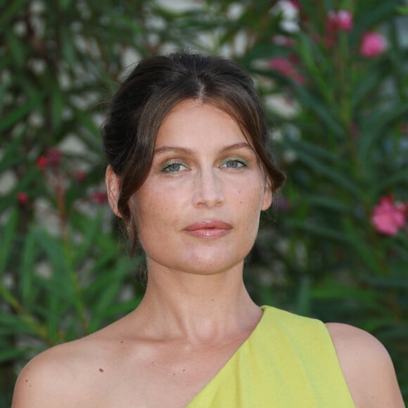 "Et toutes les personnes de l'équipe, y compris celles qui n'ont pas un lien aussi fort avec elle, étaient à ses côtés".
Laetitia Casta (présidente du jury) lors du premier jour du 16ème festival du film francophone (FFA) à Angoulême le 22 août 2023. © Coadic Guirec / Bestimage 