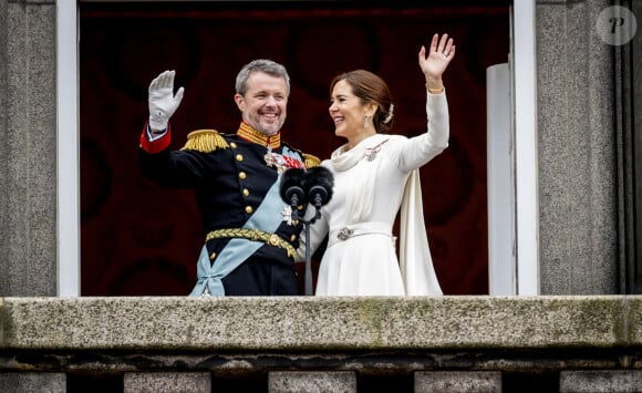 D'autres ont défendu la reine Mary, indiquant qu'elle souhaitait juste s'assurer que le protocole les autorise à s'embrasser en public... 
Le roi Frederik X de Danemark, la reine Mary de Danemark - Intronisation du roi Frederik X au palais Christiansborg à Copenhague, Danemark. Le 14 janvier 2024