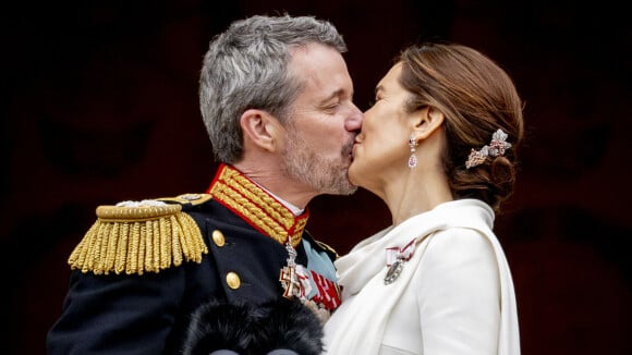 Frederik X de Danemark intronisé : un baiser forcé avec sa femme Mary ? L'attitude de la reine fait parler...
