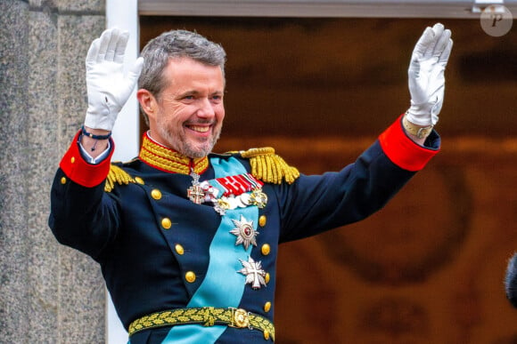Son intronisation a eu lieu ce dimanche 14 janvier juste après l'abdication de sa mère, la reine Margrethe II
Le roi Frederik X de Danemark - Intronisation du roi Frederik X au palais Christiansborg à Copenhague, Danemark le 14 janvier 2024. Le nouveau roi et sa famille saluent la foule depuis le balcon du palais. 