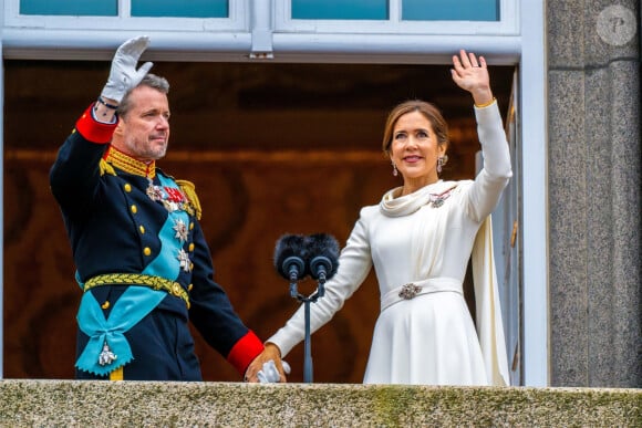 Le roi Frederik X de Danemark et la reine Mary de Danemark - Intronisation du roi Frederik X au palais Christiansborg à Copenhague, Danemark le 14 janvier 2024. Le nouveau roi et sa famille saluent la foule depuis le balcon du palais. 