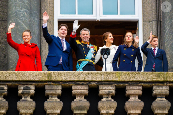 La princesse Isabella de Danemark, le prince Christian, le roi Frederik X, la reine Mary, la princesse Josephine et le prince Vincent - Intronisation du roi Frederik X au palais Christiansborg à Copenhague, Danemark le 14 janvier 2024. Le nouveau roi et sa famille saluent la foule depuis le balcon du palais. 