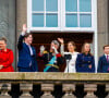 A l'issue de ce moment historique, le nouveau et toute sa famille se sont montrés au balcon du palais de Christianborg à Copenhague
La princesse Isabella de Danemark, le prince Christian, le roi Frederik X, la reine Mary, la princesse Josephine et le prince Vincent - Intronisation du roi Frederik X au palais Christiansborg à Copenhague, Danemark le 14 janvier 2024. Le nouveau roi et sa famille saluent la foule depuis le balcon du palais. 