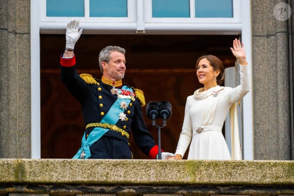 Le roi Frederik X de Danemark et la reine Mary de Danemark - Intronisation du roi Frederik X au palais Christiansborg à Copenhague, Danemark le 14 janvier 2024. Le nouveau roi et sa famille saluent la foule depuis le balcon du palais. 
