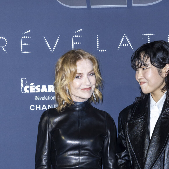 Isabelle Huppert et Park JiMin au photocall du dîner César Révélations 2024 à L'Élysée Montmartre à Paris le 15 janvier 2024. © Olivier Borde / Bestimage 