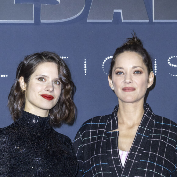 Dans un costume Chanel au format XXL, elle accompagnait la comédienne Daphné Patakia dont elle est la marraine de cinéma
Marion Cotillard et Daphné Patakia au photocall du dîner César Révélations 2024 à L'Élysée Montmartre à Paris le 15 janvier 2024. © Olivier Borde / Bestimage 