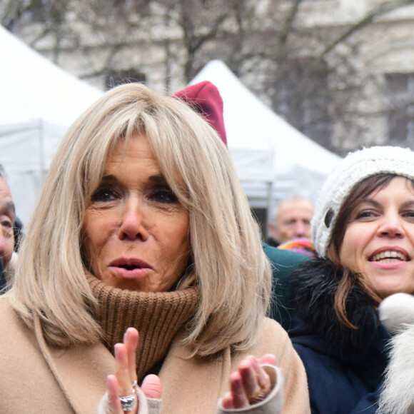 Qu'elle considère comme ses petites merveilles : "J'ai les dix plus beaux jours de ma vie, ce sont mes trois enfants et mes sept petits-enfants" a-t-elle fait savoir 
Brigitte Macron lors du lancement de l'opération Pièces Jaunes, en faveur des enfants et adolescents hospitalisés, à Lyon. Le 10 janvier 2024 © Romain Doucelin / Bestimage Depuis 35 ans, la Fondation des Hôpitaux organise l'opération Pièces Jaunes, en faveur des enfants et adolescents hospitalisés. Cette année, le lancement a eu lieu à Lyon, en présence de D.Deschamps, notre parrain, de Madame B.Macron, notre présidente et d'A.Barrère, notre vice-présidente. Nous remercions sincèrement la ville de Lyon et les lyonnais pour leur accueil chaleureux. Vous pouvez retrouver le déroulé de la journée sur notre site, pour revivre les événements comme si vous y étiez ! Consultez l'article dédié En cette année Olympique, les Pièces Jaunes porteront les couleurs du sport à l'hôpital en finançant des projets permettant sa pratique en milieu hospitalier. L' activité physique régulière permet notamment d'améliorer son système immunitaire et de mieux gérer la douleur. Elle est donc essentielle, pour les enfants et adolescents hospitalisés. Nous espérons pouvoir compter sur votre soutien 