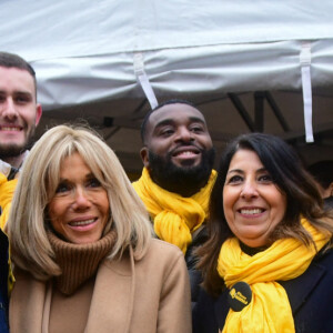 Brigitte Macron lors du lancement de l'opération Pièces Jaunes, en faveur des enfants et adolescents hospitalisés, à Lyon. Le 10 janvier 2024 © Romain Doucelin / Bestimage Depuis 35 ans, la Fondation des Hôpitaux organise l'opération Pièces Jaunes, en faveur des enfants et adolescents hospitalisés. Cette année, le lancement a eu lieu à Lyon, en présence de D.Deschamps, notre parrain, de Madame B.Macron, notre présidente et d'A.Barrère, notre vice-présidente. Nous remercions sincèrement la ville de Lyon et les lyonnais pour leur accueil chaleureux. Vous pouvez retrouver le déroulé de la journée sur notre site, pour revivre les événements comme si vous y étiez ! Consultez l'article dédié En cette année Olympique, les Pièces Jaunes porteront les couleurs du sport à l'hôpital en finançant des projets permettant sa pratique en milieu hospitalier. L' activité physique régulière permet notamment d'améliorer son système immunitaire et de mieux gérer la douleur. Elle est donc essentielle, pour les enfants et adolescents hospitalisés. Nous espérons pouvoir compter sur votre soutien 