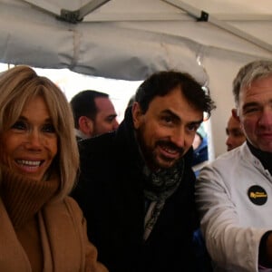 Brigitte Macron lors du lancement de l'opération Pièces Jaunes, en faveur des enfants et adolescents hospitalisés, à Lyon. Le 10 janvier 2024 © Romain Doucelin / Bestimage Depuis 35 ans, la Fondation des Hôpitaux organise l'opération Pièces Jaunes, en faveur des enfants et adolescents hospitalisés. Cette année, le lancement a eu lieu à Lyon, en présence de D.Deschamps, notre parrain, de Madame B.Macron, notre présidente et d'A.Barrère, notre vice-présidente. Nous remercions sincèrement la ville de Lyon et les lyonnais pour leur accueil chaleureux. Vous pouvez retrouver le déroulé de la journée sur notre site, pour revivre les événements comme si vous y étiez ! Consultez l'article dédié En cette année Olympique, les Pièces Jaunes porteront les couleurs du sport à l'hôpital en finançant des projets permettant sa pratique en milieu hospitalier. L' activité physique régulière permet notamment d'améliorer son système immunitaire et de mieux gérer la douleur. Elle est donc essentielle, pour les enfants et adolescents hospitalisés. Nous espérons pouvoir compter sur votre soutien 