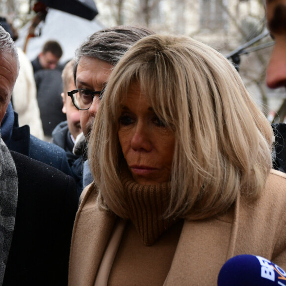 Brigitte Macron et Didier Deschamps lors du lancement de l'opération Pièces Jaunes, en faveur des enfants et adolescents hospitalisés, à Lyon. Le 10 janvier 2024 © Romain Doucelin / Bestimage Depuis 35 ans, la Fondation des Hôpitaux organise l'opération Pièces Jaunes, en faveur des enfants et adolescents hospitalisés. Cette année, le lancement a eu lieu à Lyon, en présence de D.Deschamps, notre parrain, de Madame B.Macron, notre présidente et d'A.Barrère, notre vice-présidente. Nous remercions sincèrement la ville de Lyon et les lyonnais pour leur accueil chaleureux. Vous pouvez retrouver le déroulé de la journée sur notre site, pour revivre les événements comme si vous y étiez ! Consultez l'article dédié En cette année Olympique, les Pièces Jaunes porteront les couleurs du sport à l'hôpital en finançant des projets permettant sa pratique en milieu hospitalier. L' activité physique régulière permet notamment d'améliorer son système immunitaire et de mieux gérer la douleur. Elle est donc essentielle, pour les enfants et adolescents hospitalisés. Nous espérons pouvoir compter sur votre soutien 