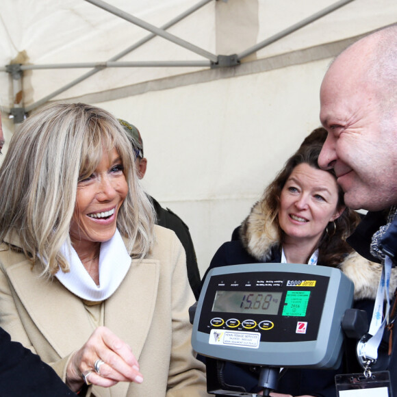 Didier Deschamps, parrain de l'operation et Brigitte Macron, Presidente de la Fondation des Hopitaux font la pesee des pieces collectees. Pesée de toute la monnaie récoltée dans les fameuses tirelires pour clôturer de l'Opération Pièces Jaunes 2023 sur la place du théâtre à Lille, France, ce vendredi 3 février 2023 après presque un mois de collecte national. L'événement a commencé à 14h et un point presse en présence des représentants de la Fondation des Hôpitaux et de la Mairie de Lille aura lieu à 15h sous la forme d'un micro-tendu. Sur place, vous pourrez suivre les différentes animations, parmi lesquelles la pesée des pièces récoltées pendant l'opération, des séances photos devant les tirelires géantes, des animations d'associations lilloises et des concerts d'artistes nationaux. © Claude Dubourg/Bestimage 