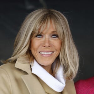 Brigitte Macron, Presidente de la Fondation des Hopitaux. Pesée de toute la monnaie récoltée dans les fameuses tirelires pour clôturer de l'Opération Pièces Jaunes 2023 sur la place du théâtre à Lille, France, ce vendredi 3 février 2023 après presque un mois de collecte national. L'événement a commencé à 14h et un point presse en présence des représentants de la Fondation des Hôpitaux et de la Mairie de Lille aura lieu à 15h sous la forme d'un micro-tendu. Sur place, vous pourrez suivre les différentes animations, parmi lesquelles la pesée des pièces récoltées pendant l'opération, des séances photos devant les tirelires géantes, des animations d'associations lilloises et des concerts d'artistes nationaux. © Claude Dubourg/Bestimage 