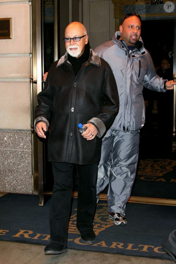 René Angélil, à la sortie de son hôtel new-yorkais, ce samedi 13 mars, semblait avoir fait une folie en achetant une gigantesque peluche.