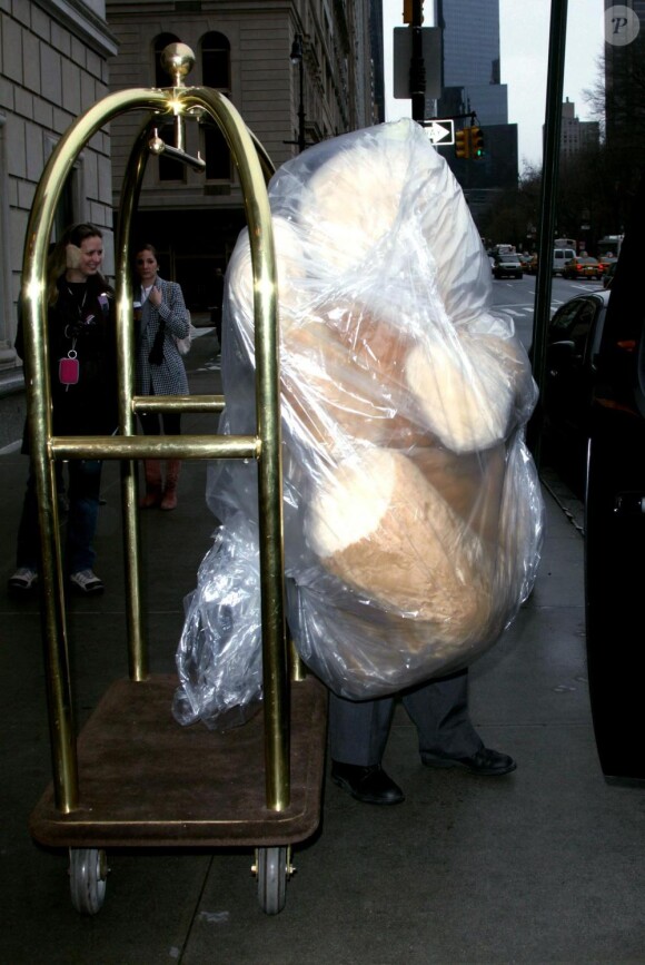 René Angélil, à la sortie de son hôtel new-yorkais, ce samedi 13 mars, semblait avoir fait une folie en achetant une gigantesque peluche.