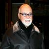 René Angélil, à la sortie de son hôtel new-yorkais, ce samedi 13 mars, semblait avoir fait une folie en achetant une gigantesque peluche.