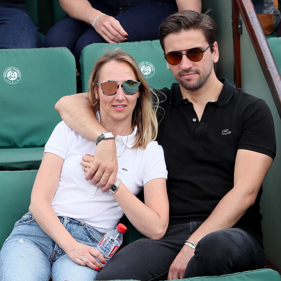 A savoir Thomas Sabatier.
Audrey Lamy et son compagnon Thomas Sabatier dans les tribunes des internationaux de Roland Garros - jour 5 - à Paris, France, le 31 mai 2018. © Cyril Moreau - Dominique Jacovides/Bestimage 