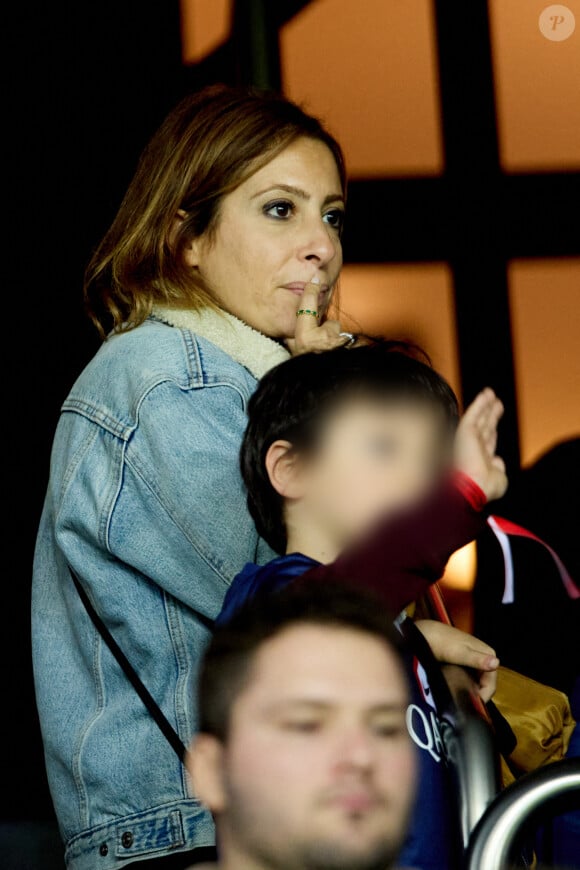 Léa Salamé et son fils Gabriel - People au match de football en ligue 1 Uber Eats : PSG vs Nice (2-1) au Parc des Princes à Paris le 1er octobre 2022.